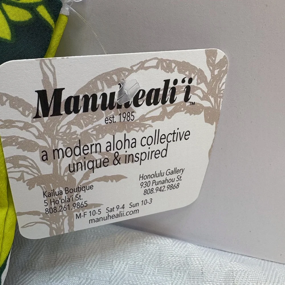 Manuheali’i like an avocado/chartreuse green color & navy wallet/wristlet